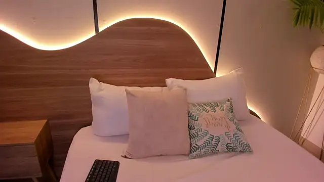 nicky peyton online show from December 2025 02:40:02 AM