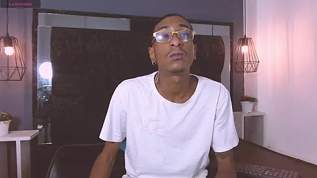 Snapshot of Jose_Smoke chatting on January 2025 03:44:01 AM Jose Smoke online show from January 2025 03:44:01 AM