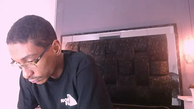 Snapshot of Jose_Smoke chatting on February 2025 02:39:01 AM Jose Smoke online show from February 2025 02:39:01 AM