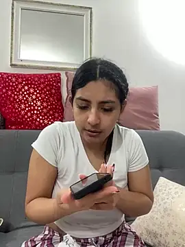 Snapshot of cloe_small chatting on December 2024 01:39:02 AM cloe small online show from December 2024 01:39:02 AM