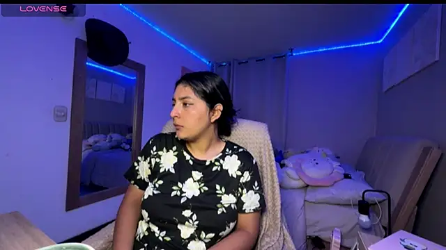 Snapshot of cloe_small chatting on October 2025 03:48:02 AM cloe small online show from October 2025 03:48:02 AM