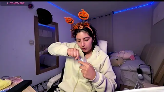 Snapshot of cloe_small chatting on October 2025 12:55:01 AM cloe small online show from October 2025 12:55:01 AM