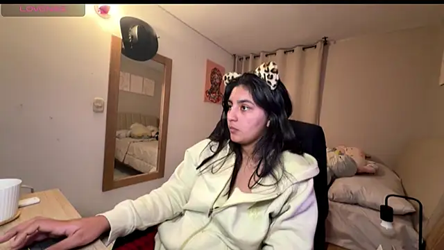 Snapshot of cloe_small chatting on October 2025 11:26:02 PM cloe small online show from October 2025 11:26:02 PM