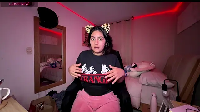 Snapshot of cloe_small chatting on October 2025 01:57:01 AM cloe small online show from October 2025 01:57:01 AM