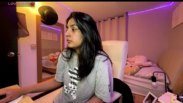 Snapshot of cloe_small chatting on November 2025 03:29:01 AM cloe small online show from November 2025 03:29:01 AM