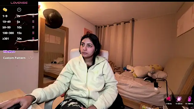 Snapshot of cloe_small chatting on November 2025 03:18:02 AM cloe small online show from November 2025 03:18:02 AM