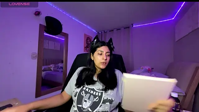 Snapshot of cloe_small chatting on November 2025 06:57:01 AM cloe small online show from November 2025 06:57:01 AM