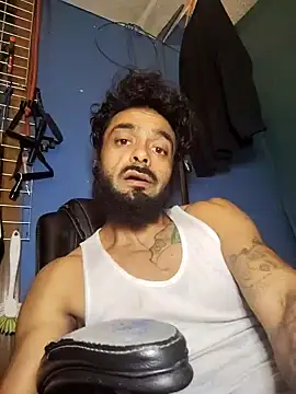 Snapshot of C8L3U chatting on December 2024 11:33:02 AM C8L3U online show from December 2024 11:33:02 AM