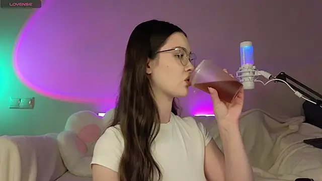 Snapshot of AokiAnna chatting on October 2025 06:22:02 AM AokiAnna online show from October 2025 06:22:02 AM