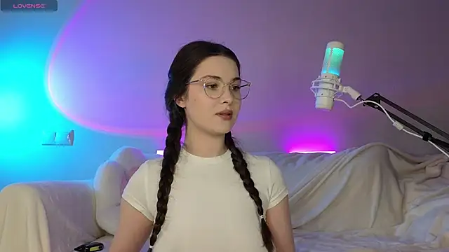 Snapshot of AokiAnna chatting on October 2025 06:44:02 AM AokiAnna online show from October 2025 06:44:02 AM