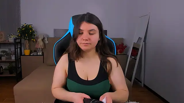 Snapshot of Viola__Shy chatting on February 2026 09:22:01 PM Viola Shy online show from February 2026 09:22:01 PM