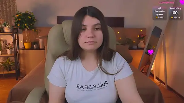 Snapshot of Viola__Shy chatting on May 2026 09:23:01 PM Viola Shy online show from May 2026 09:23:01 PM