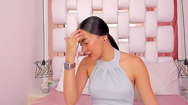 EmmyCruzZ online show from October 2025 07:01:02 PM