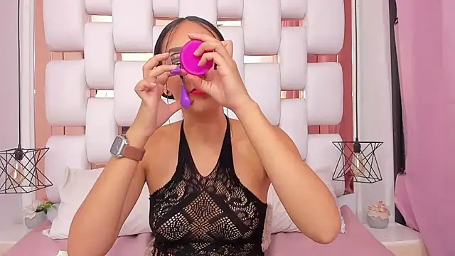 EmmyCruzZ online show from November 2025 07:49:02 PM