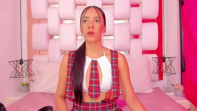 EmmyCruzZ online show from November 2025 06:23:02 PM