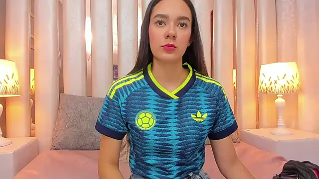 EmmyCruzZ online show from June 2026 01:39:02 PM