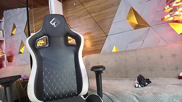 Snapshot of sarah_banks1 chatting on February 2025 07:09:01 PM sarah banks1 online show from February 2025 07:09:01 PM