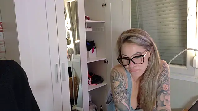 Snapshot of Tatjana_Sue chatting on March 2026 06:31:01 PM Tatjana Sue online show from March 2026 06:31:01 PM