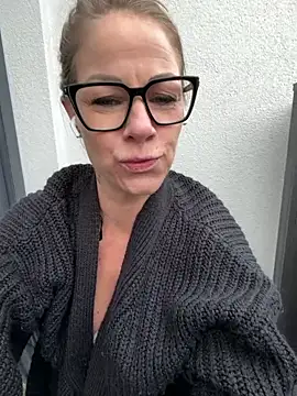 Snapshot of Tatjana_Sue chatting on April 2026 03:28:02 PM Tatjana Sue online show from April 2026 03:28:02 PM