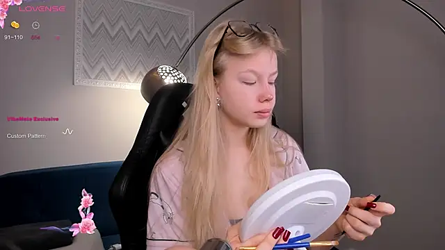 Sarra Cooper online show from December 2024 01:05:01 AM