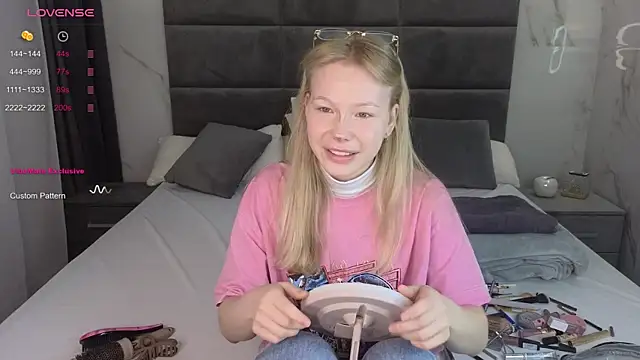 Sarra Cooper online show from March 2025 01:08:02 AM