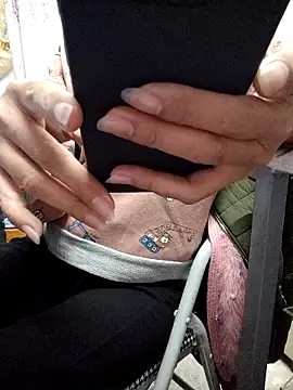 Snapshot of Haralushiaaa chatting on November 2025 01:03:01 PM Haralushiaaa online show from November 2025 01:03:01 PM