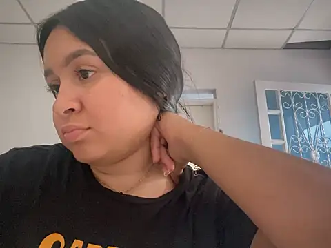 Pretty Isadora online show from February 2025 10:25:01 PM