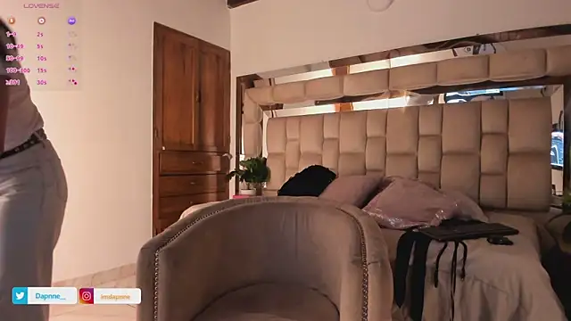 Dapnne  online show from October 2025 12:37:02 PM