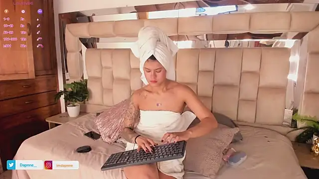 Dapnne  online show from October 2025 12:17:02 PM