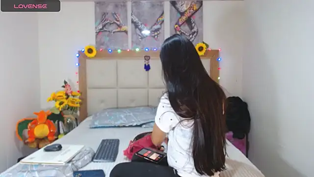 Snapshot of valentina_hearts chatting on January 2025 01:23:02 AM valentina hearts online show from January 2025 01:23:02 AM