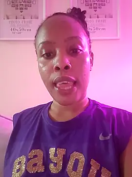 Snapshot of R-thequeen chatting on May 2026 12:51:02 AM R-thequeen online show from May 2026 12:51:02 AM