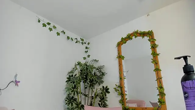 Snapshot of BarbaraKnox_ chatting on July 2026 06:03:01 PM BarbaraKnox online show from July 2026 06:03:01 PM
