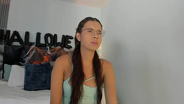 sara saenz99 online show from October 2025 08:00:02 PM