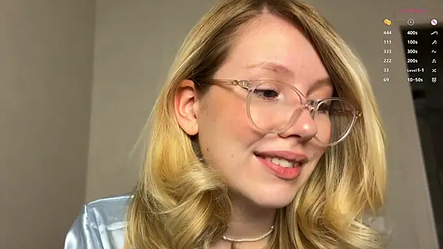 Snapshot of HoneyAudrey chatting on January 2025 01:37:02 AM HoneyAudrey online show from January 2025 01:37:02 AM