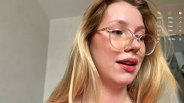 Snapshot of HoneyAudrey chatting on March 2025 04:02:02 AM HoneyAudrey online show from March 2025 04:02:02 AM