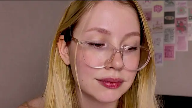 Snapshot of HoneyAudrey chatting on December 2025 02:42:01 AM HoneyAudrey online show from December 2025 02:42:01 AM