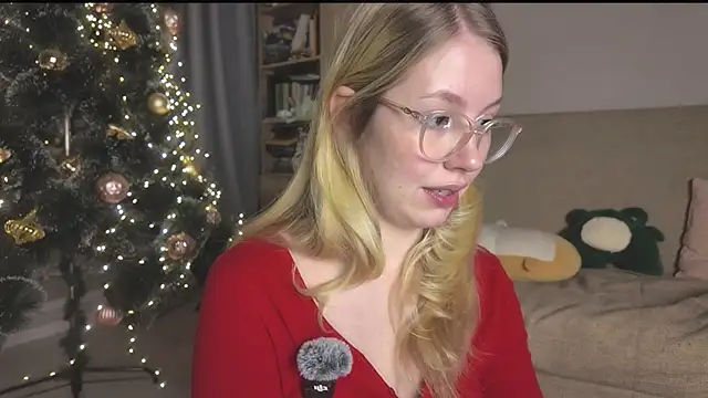 Snapshot of HoneyAudrey chatting on December 2025 01:46:02 AM HoneyAudrey online show from December 2025 01:46:02 AM