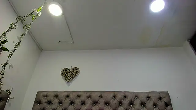 Hannah Miller   online show from November 2025 05:15:01 PM