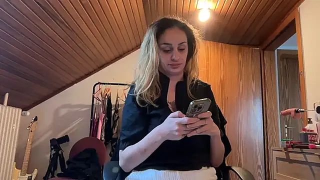 Snapshot of JeSuisUnTapin chatting on September 2025 07:23:01 AM JeSuisUnTapin online show from September 2025 07:23:01 AM