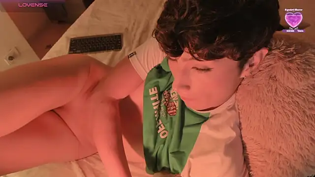 Snapshot of AdamDayt chatting on January 2025 07:03:01 AM AdamDayt online show from January 2025 07:03:01 AM