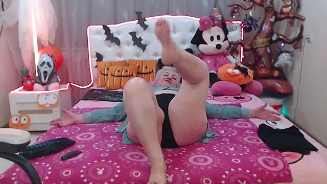 Snapshot of KayleSmoll chatting on October 2025 06:52:01 PM KayleSmoll online show from October 2025 06:52:01 PM