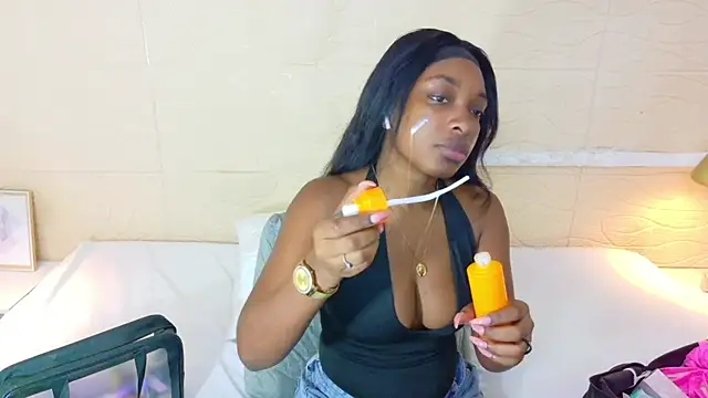 Snapshot of Shamiraa_moore chatting on October 2025 01:45:02 PM Shamiraa moore online show from October 2025 01:45:02 PM