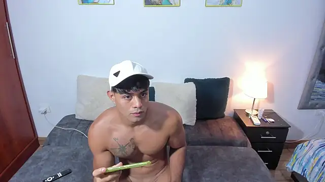 Snapshot of Luciano_and_Marlon chatting on September 2025 12:40:01 PM Luciano and Marlon online show from September 2025 12:40:01 PM