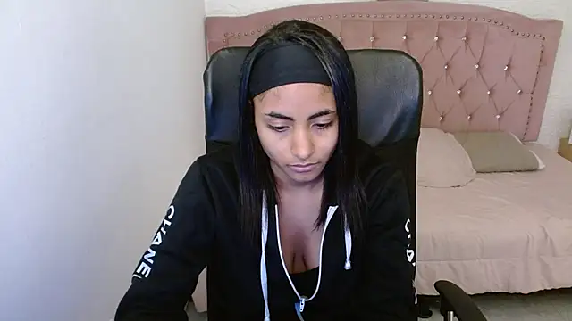 Snapshot of shaneelle chatting on March 2025 06:23:01 AM shaneelle online show from March 2025 06:23:01 AM