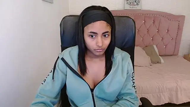 Snapshot of shaneelle chatting on March 2025 06:32:02 AM shaneelle online show from March 2025 06:32:02 AM