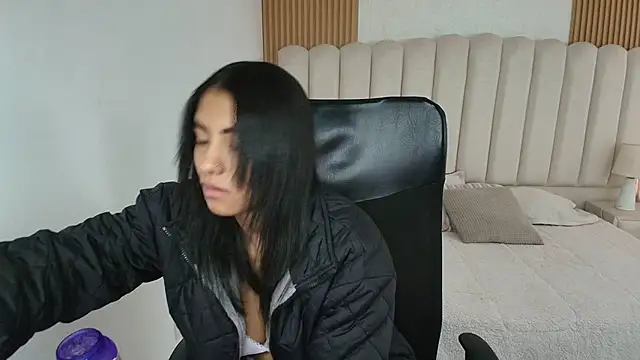 shaneelle online show from April 2026 12:10:02 PM