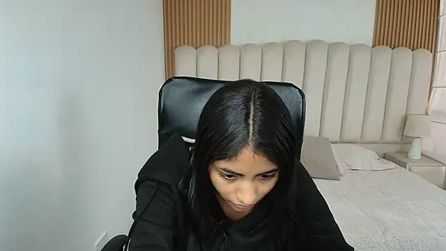 shaneelle online show from May 2026 12:10:01 PM