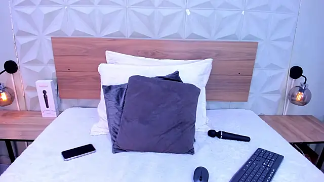 Stacey white  online show from November 2025 06:44:02 PM