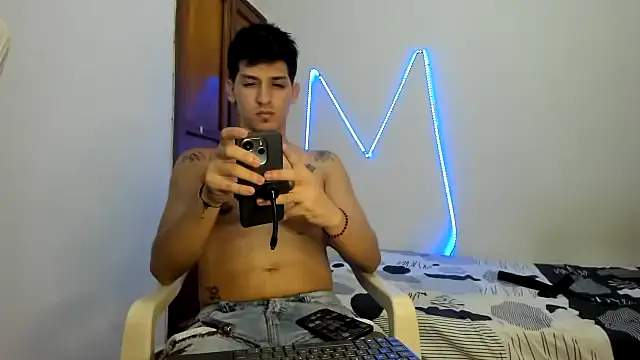 Snapshot of MasterSEX420 chatting on November 2025 01:37:01 AM MasterSEX420 online show from November 2025 01:37:01 AM