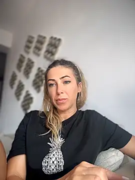 RaquelleDevon online show from May 2026 07:02:02 AM